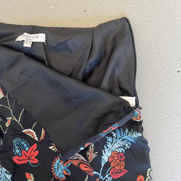 Mini skirt with flower fabric and decorative part - Picture 6 of 6